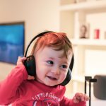L'influence de la musique sur le bien-être au quotidien bebe-ecoutant-dans-un-casque-noir-mp_FNJYcjBM