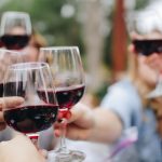 Des cocktails à base de vin pour des soirées festives et musicales des-gens-qui-jettent-leurs-verres-a-vin-transparents-udj2tD3WKsY