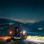 homme-assis-sur-la-moto-la-nuit-Got-SV5YRPg