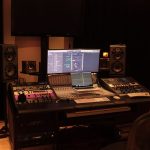 Optimiser l'électricité de son home studio pour un mixage pro un-ordinateur-portable-est-pose-sur-un-bureau-JVsQMUcELLc