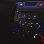 Playlists incontournables pour des trajets en voiture inoubliables stereo-du-vehicule-allume-KpSdMeuaHRg